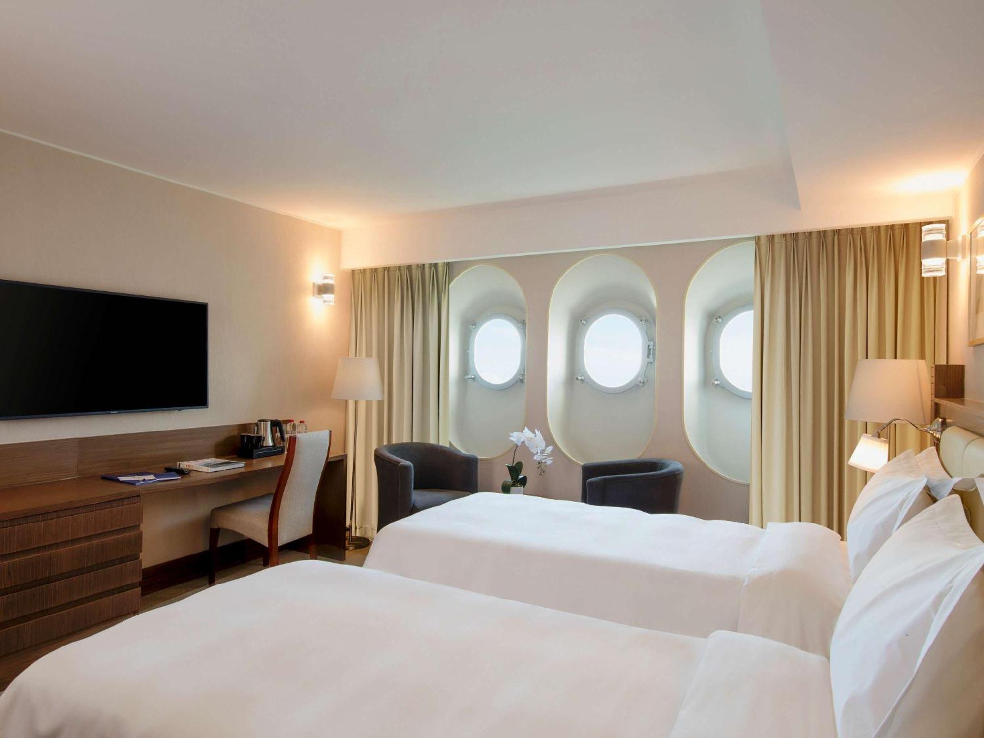 Queen Elizabeth 2 Hotel Dubai Esterno foto