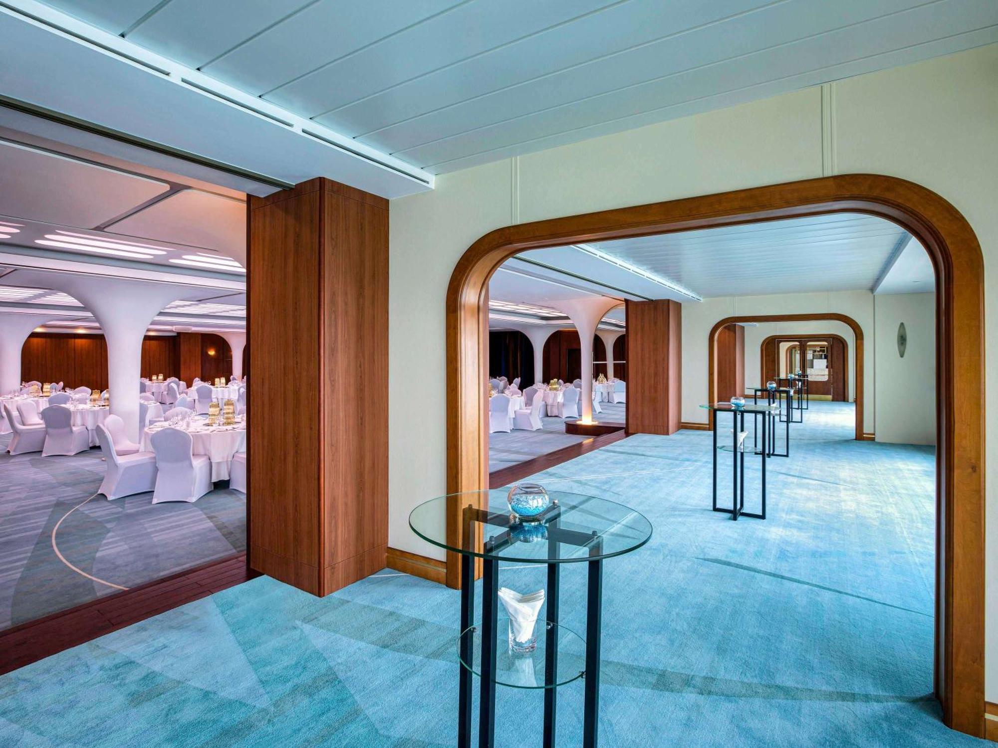 Queen Elizabeth 2 Hotel Dubai Esterno foto