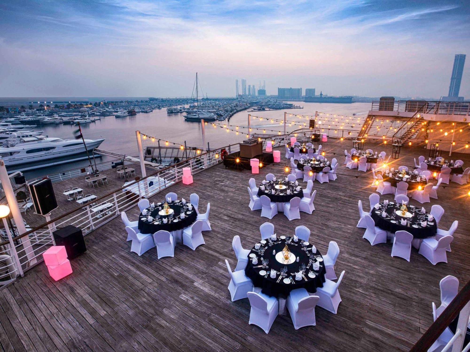Queen Elizabeth 2 Hotel Dubai Esterno foto