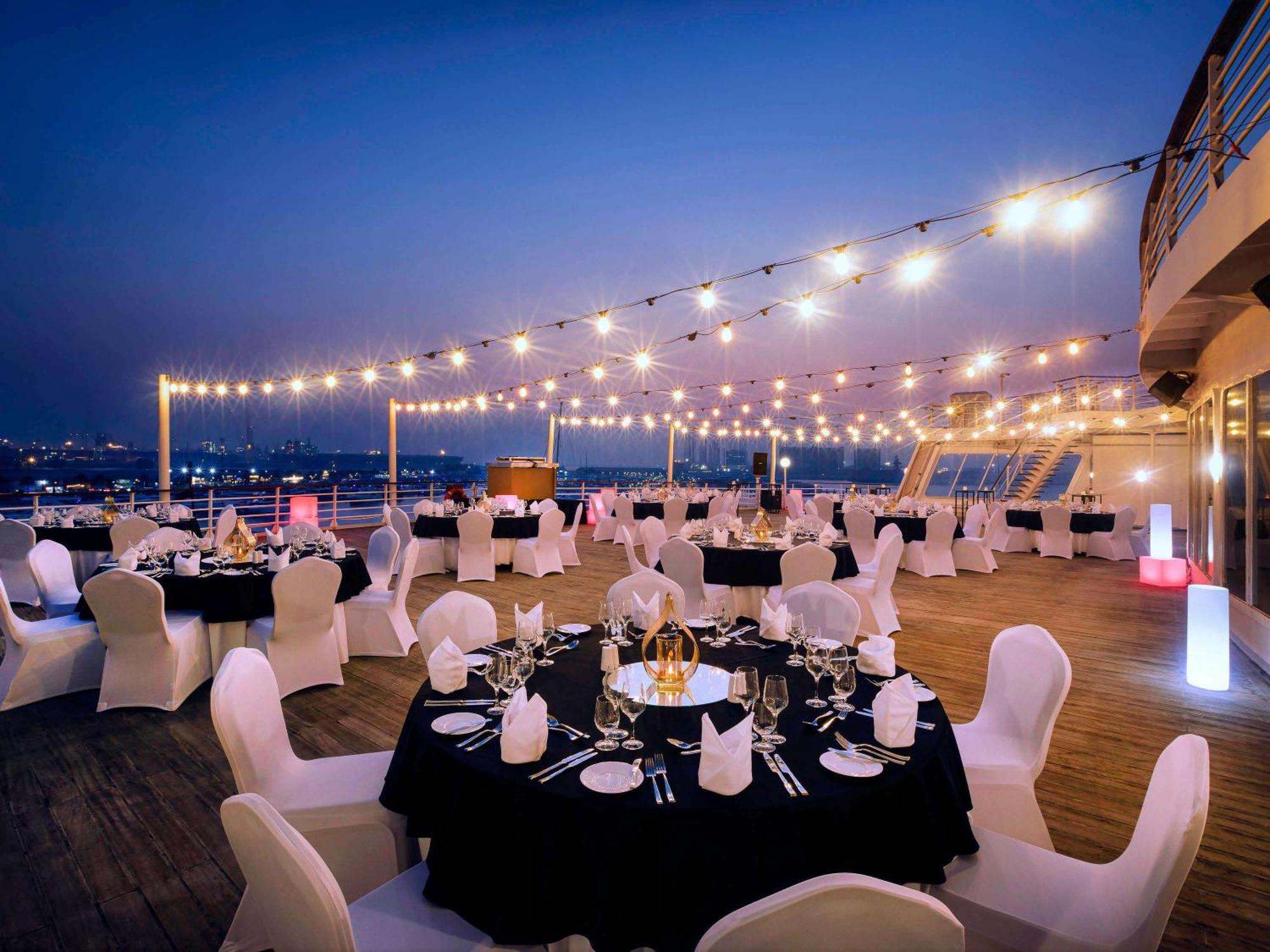 Queen Elizabeth 2 Hotel Dubai Esterno foto