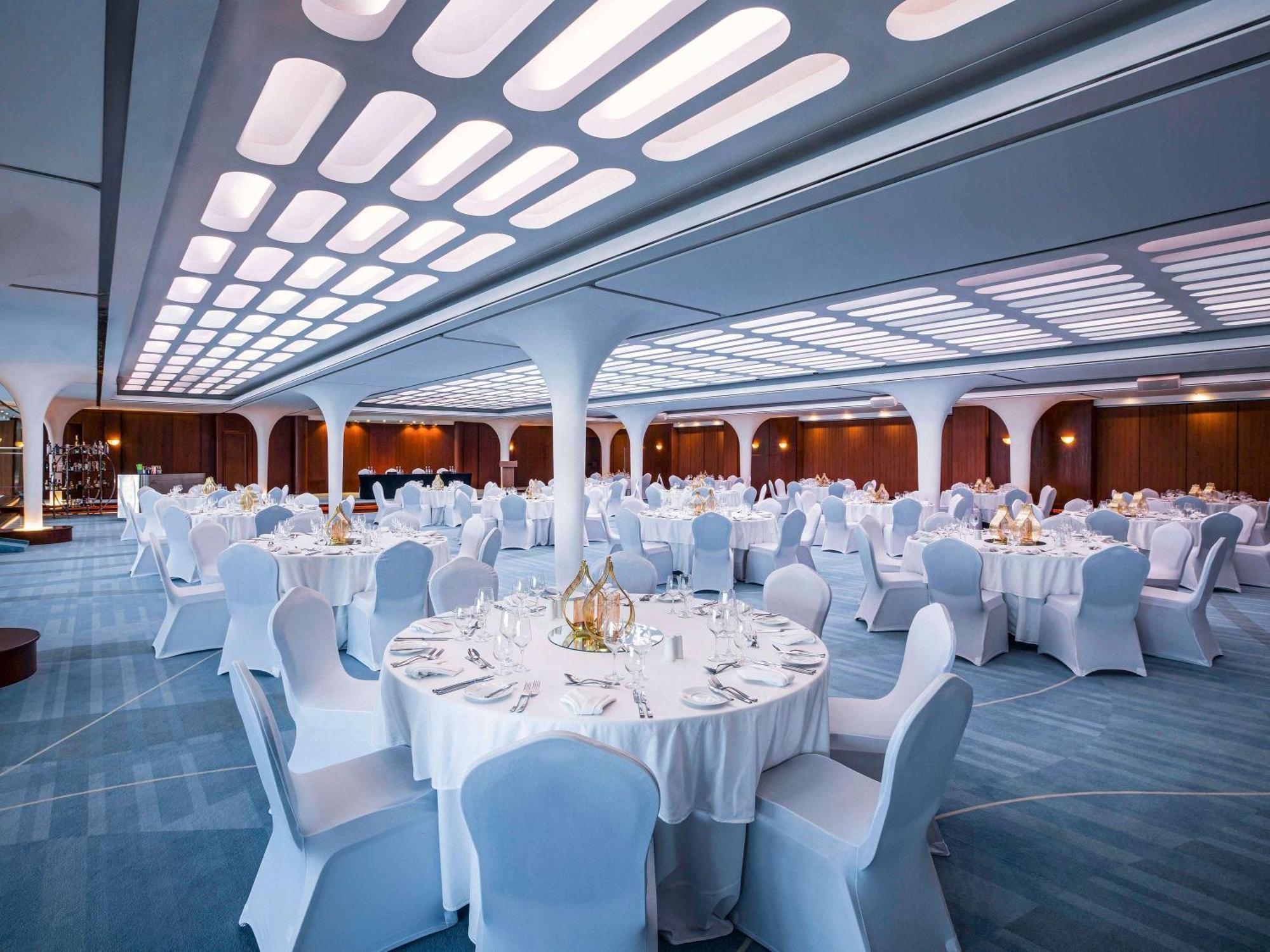 Queen Elizabeth 2 Hotel Dubai Esterno foto