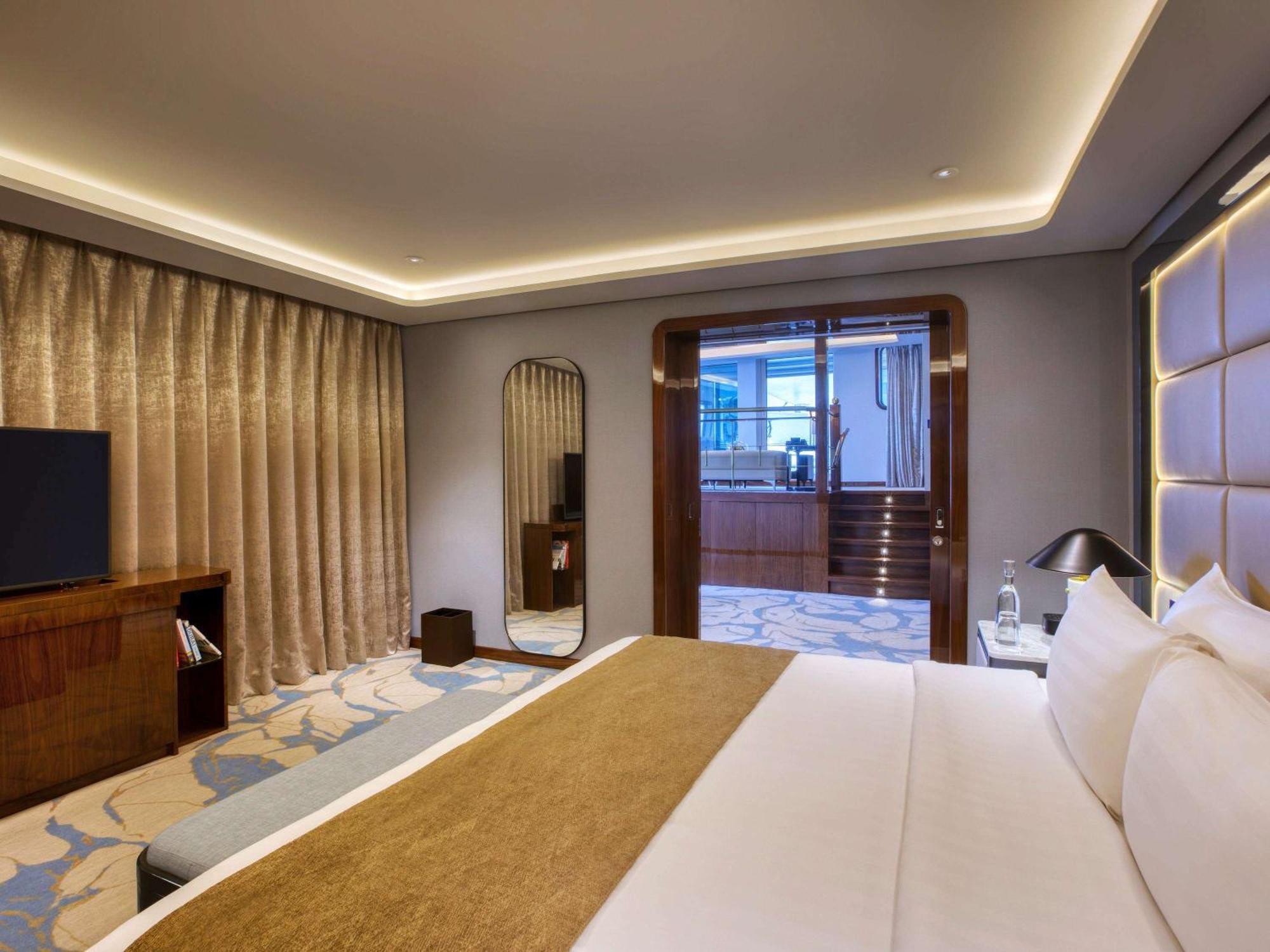 Queen Elizabeth 2 Hotel Dubai Esterno foto