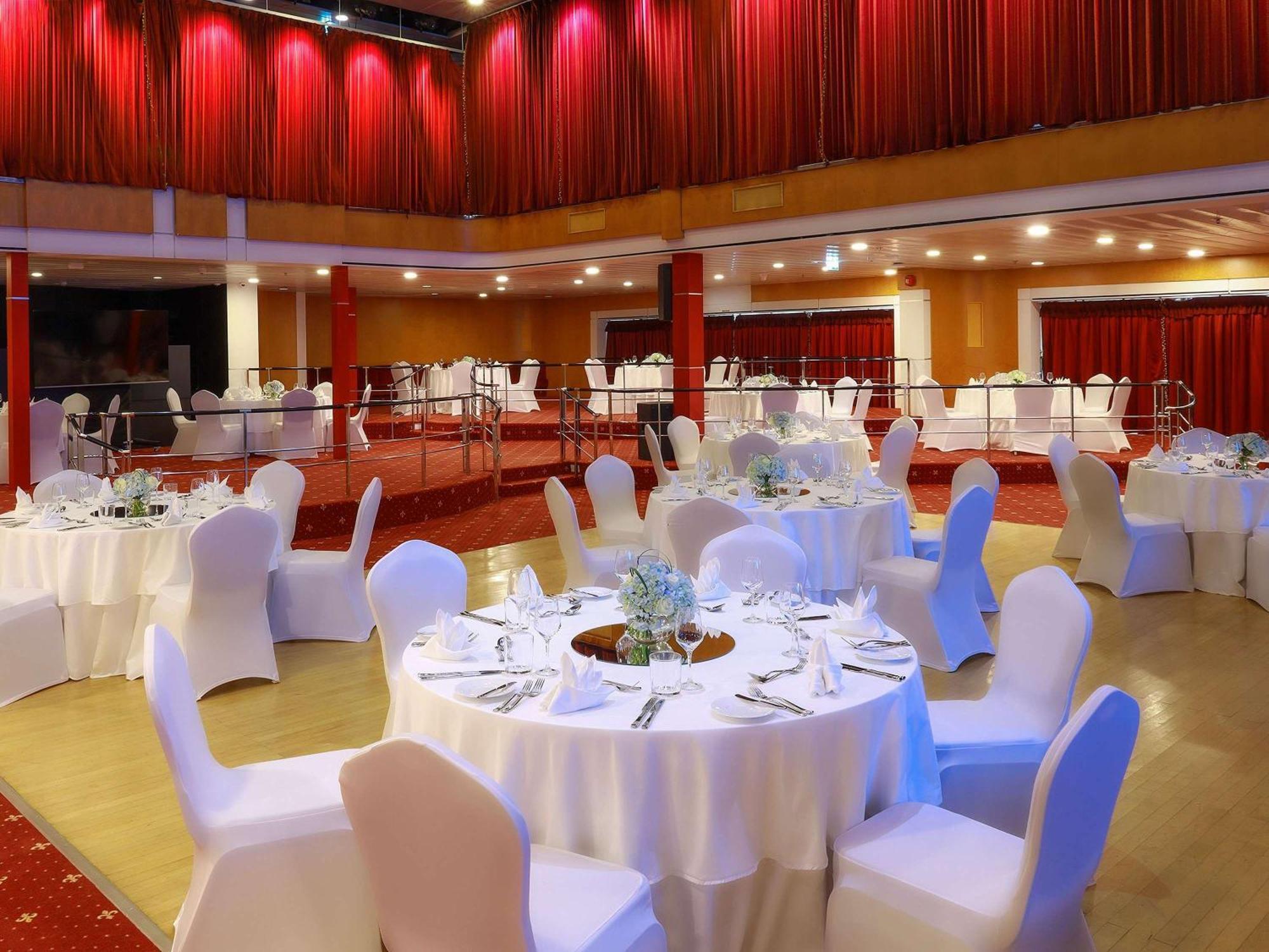 Queen Elizabeth 2 Hotel Dubai Esterno foto