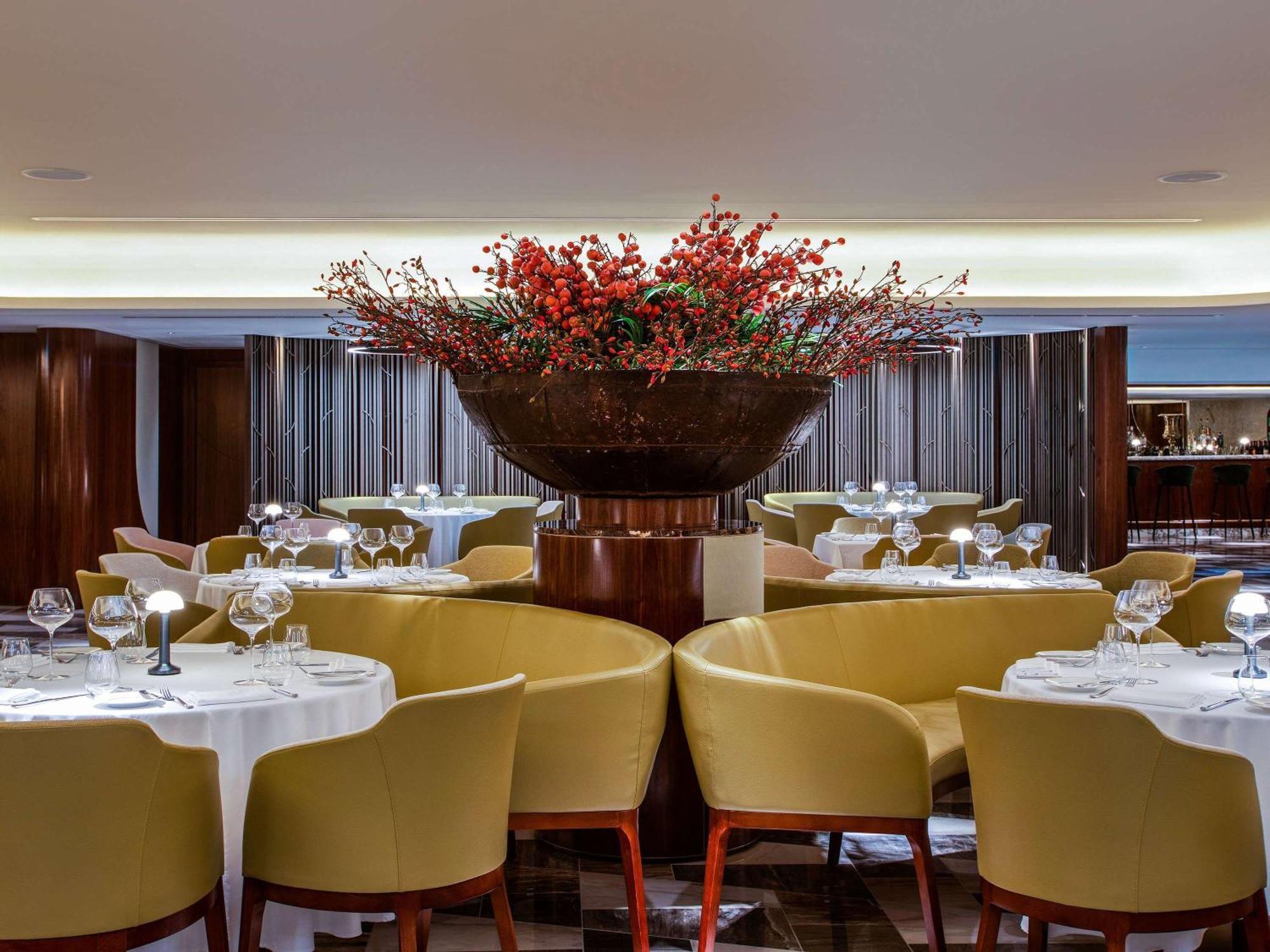 Queen Elizabeth 2 Hotel Dubai Esterno foto